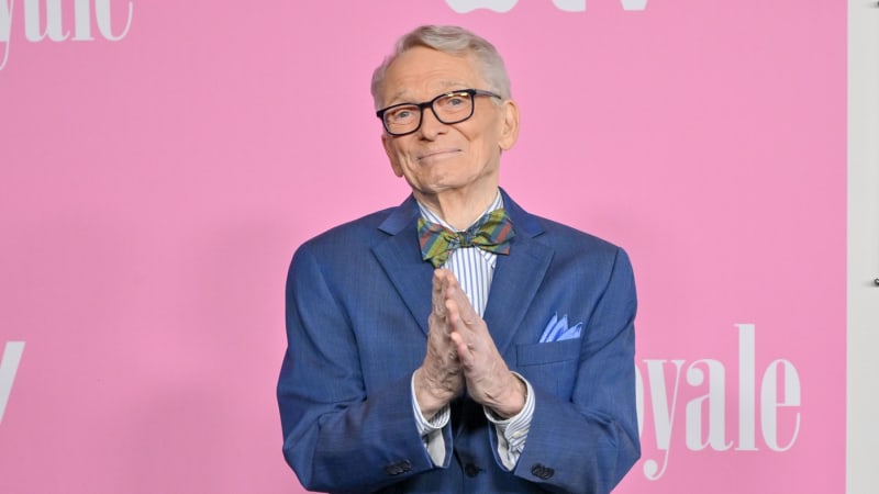 Zemřel slavný módní návrhář Mackie. Spolupracoval s Cher či Eltonem Johnem, „oblékal“ i Barbie