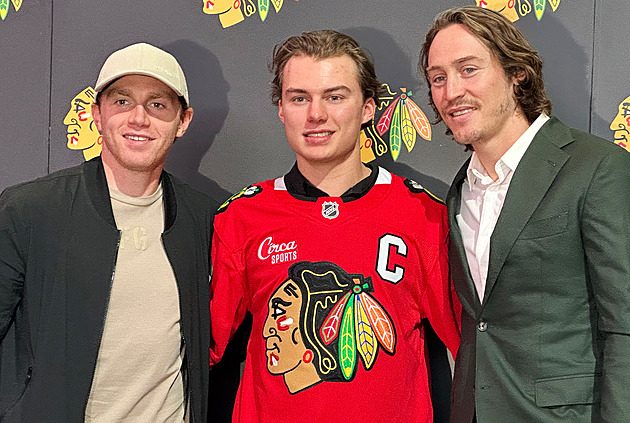 Bedard kapitánem, patří k nejmladším v NHL. Získal si respekt všech, zní z Chicaga