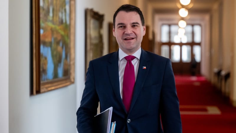 Schodek rozpočtu bude symbolicky snížen, řekl Macinka. Prozradil závazek na další rok