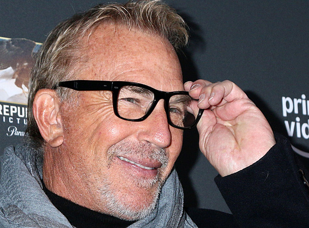 Kevin Costner randí s koučkou životního stylu, která je o 31 let mladší