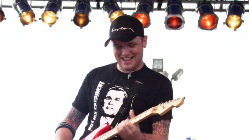 Zemřel kytarista slavné kapely, bylo mu 45 let. Gilbertovi projevil úctu i zpěvák Blink-182
