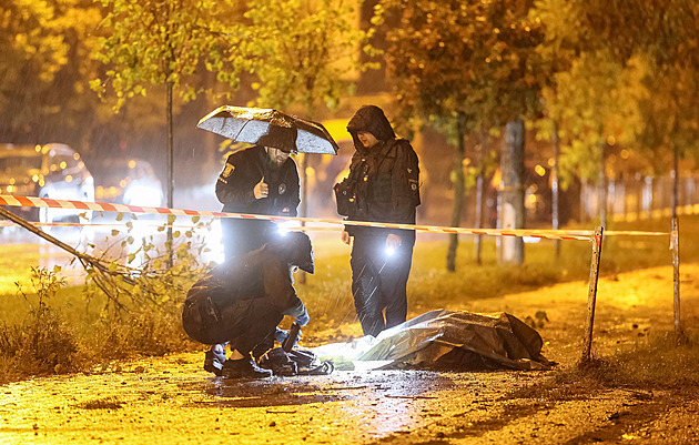 Ruské rakety v Kyjevě zabily dva lidi. Na agresora se dost netlačí, reaguje Zelenskyj