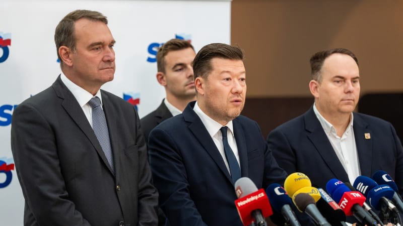 KOMENTÁŘ: Stupidní zmrazení platů je rakovinou politiky v Česku