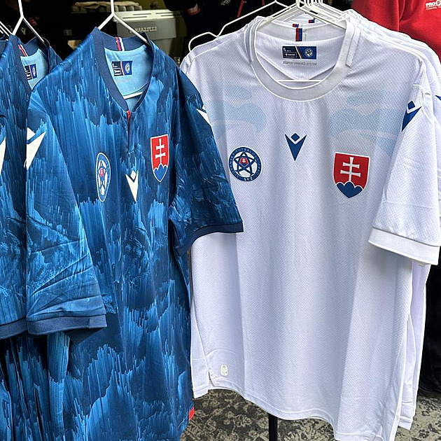Slováci odhalili nové dresy. Původní návrh ale museli změnit, UEFA měla námitky
