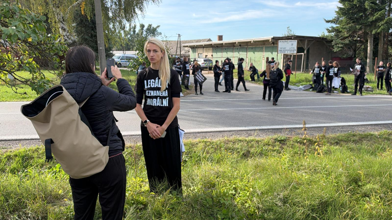 Balíčkům masa dáme tváře zvířat. Aktivisté obsadili chov prasat na Jihlavsku