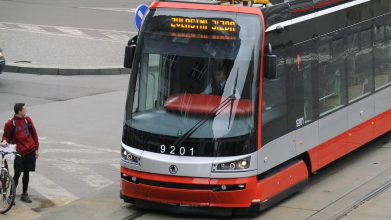 Kousek od neštěstí: Řidič v Praze při předjíždění tramvaje málem srazil autobus, ukazuje video