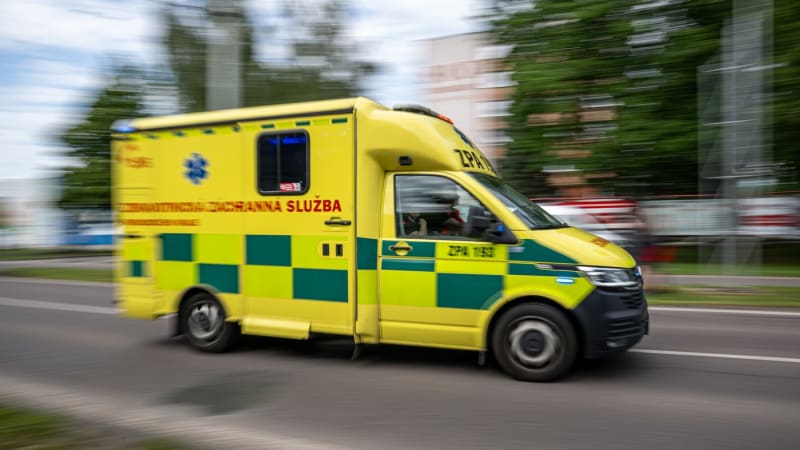 Vážná nehoda náklaďáků na D11: Ve vraku auta je zaklíněný člověk, na místo letí vrtulník