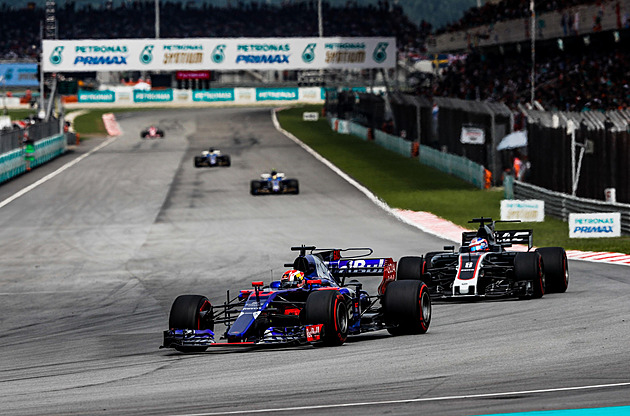 Mladík Verstappen i růžová formule. Jak se změnila F1 od posledního závodu v Malajsii