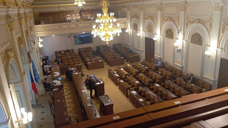 ON-LINE: Dva dny ve Sněmovně nestačily. Poslanci jednají o nedůvěře vládě i ve čtvrtek