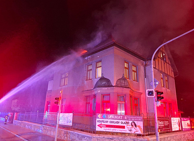 V Šumperku hořela ubytovna. Jeden člověk zůstal uvězněný, zachránili ho hasiči