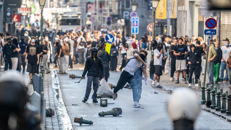 Evropská města v plamenech: Násilné nepokoje se z Francie a Španělska rozšířily i do Belgie