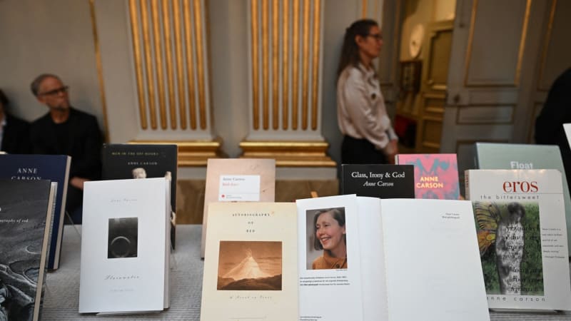 Vytvořila novou formu poezie. Nobelovu cenu za literaturu získala Anne Carsonová