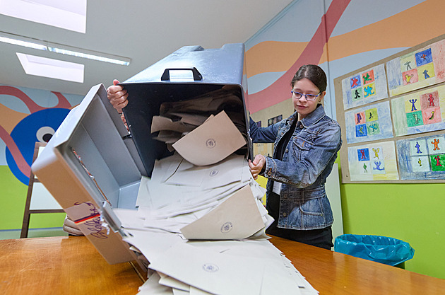 Volby na Chomutovsku: Ve schránkách šedé, u komise modré. Voliči dostali zaměněné obálky