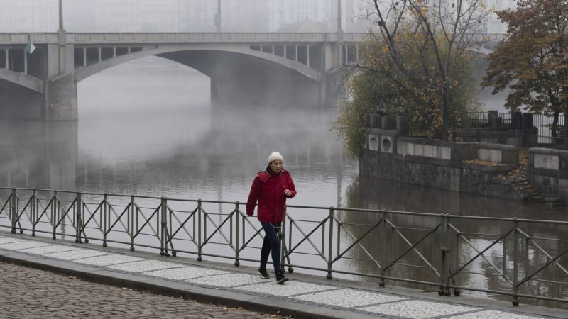Chladná rána a pozor na mlhy, přijde i déšť. Kdy dorazí změna a vrátí se slunce?