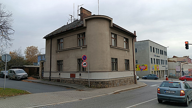 Demolice domu, který překáží křižovatce, se zpožďuje. A obsadili ho bezdomovci
