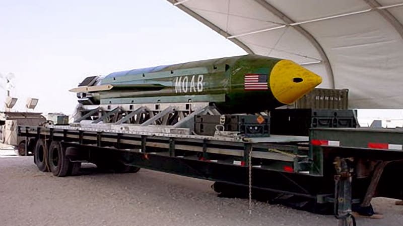 USA by mohly proti Íránu nasadit „matku všech bomb“. Co by způsobila a pomůže Trumpovi?