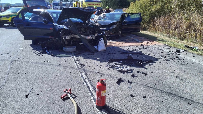 Vážná dopravní nehoda u Jindřichova Hradce: Na místě jsou čtyři sanitky a vrtulník