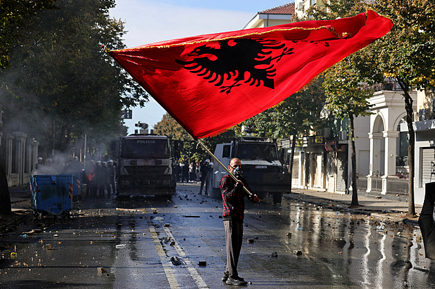 Albánští studenti se dál bouří. Protesty provázely střety s policií