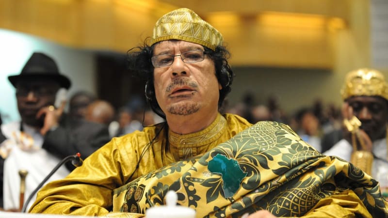 Král Afriky s bodyguardkami na podpatcích. Kaddáfí před 15 lety padl, Libyí ale dál zmítá chaos