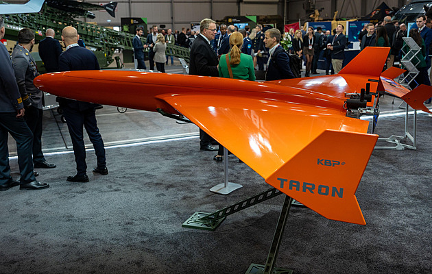 Česká firma vyvinula malé oranžové „šáhedy“, ukázala i tryskový dron Sabre