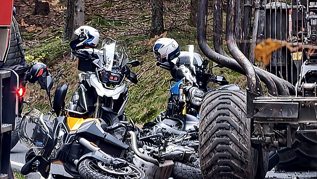 Motorkář nedobrzdil a narazil do traktoru. Stejně dopadl i druhý, který jel za ním